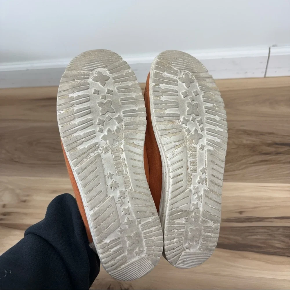 Hey Dude Women's Orange Flats - Picture 4 of 6